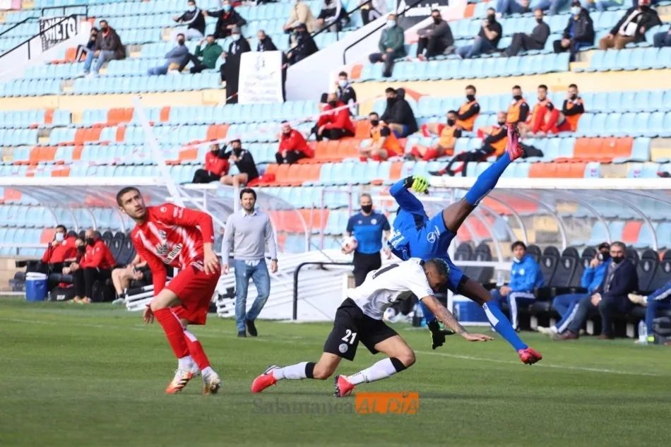 El Puma, en una disputa por un balón con el portero Mapisa/ Lydia González
