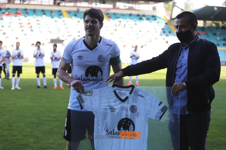 Amaro, con Dueñas y su camiseta por el centenario / Lydia González