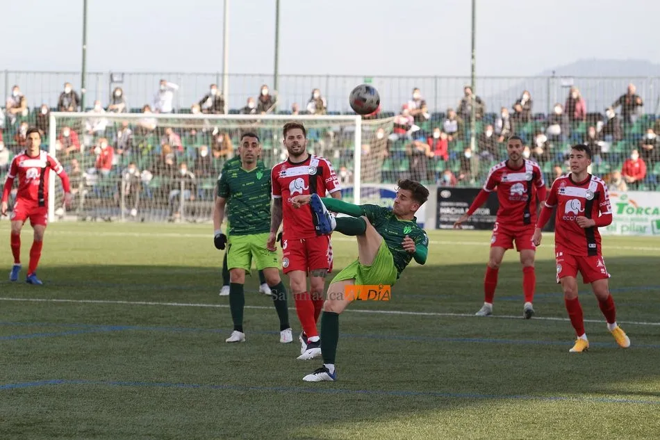 Abraham Pozo despeja un balón en el derbi / Kiko Robles