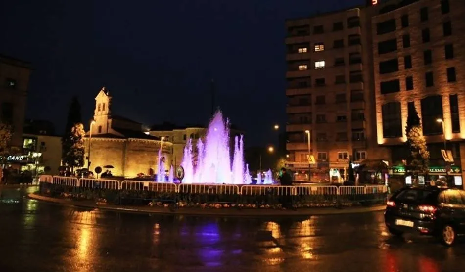 La fuente de la Puerta de Zamora volverá a teñirse de morado el 8M - Archivo