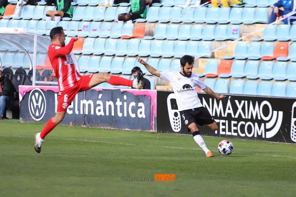 Candelas cuelga un centro en el duelo con el Zamora / Lydia González