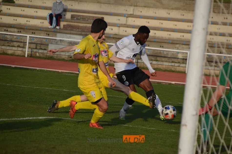 Ibra Keita, antes de estrellar el balón en el poste