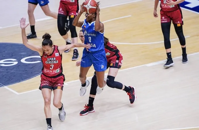 Hayes realiza un tiro en suspensión