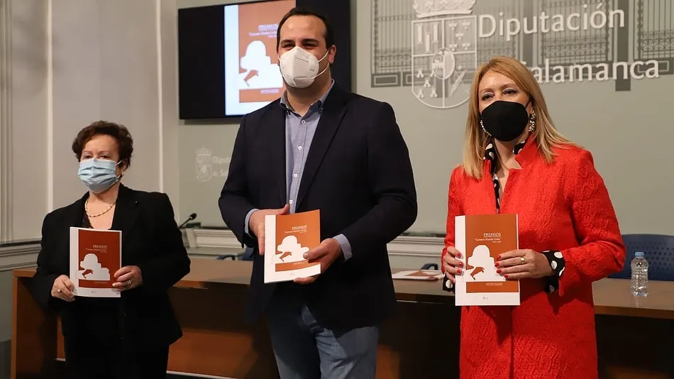 De iz. a der., Teruqui Robledo, David Mingo y Rosa del Pozo durante la presentación del libro en la Diputación / FOTOS: LYDIA GONZÁLEZ