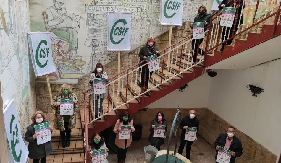 Delegadas y delegados de CSIF, en esta concentración simbólica en la sede del sindicato en Salamanca