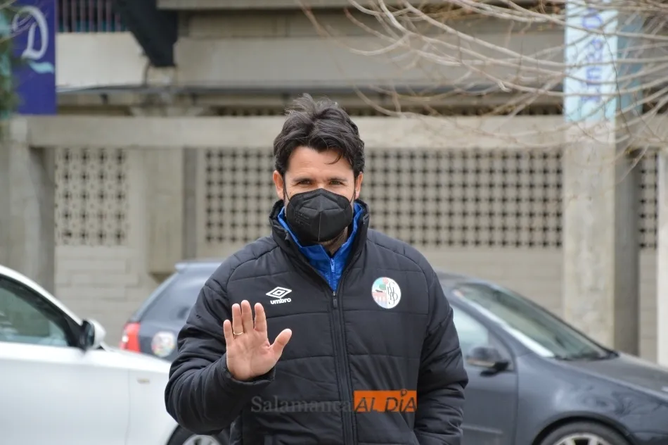 Lolo Escobar saluda a este medio a su llegada a Las Pistas