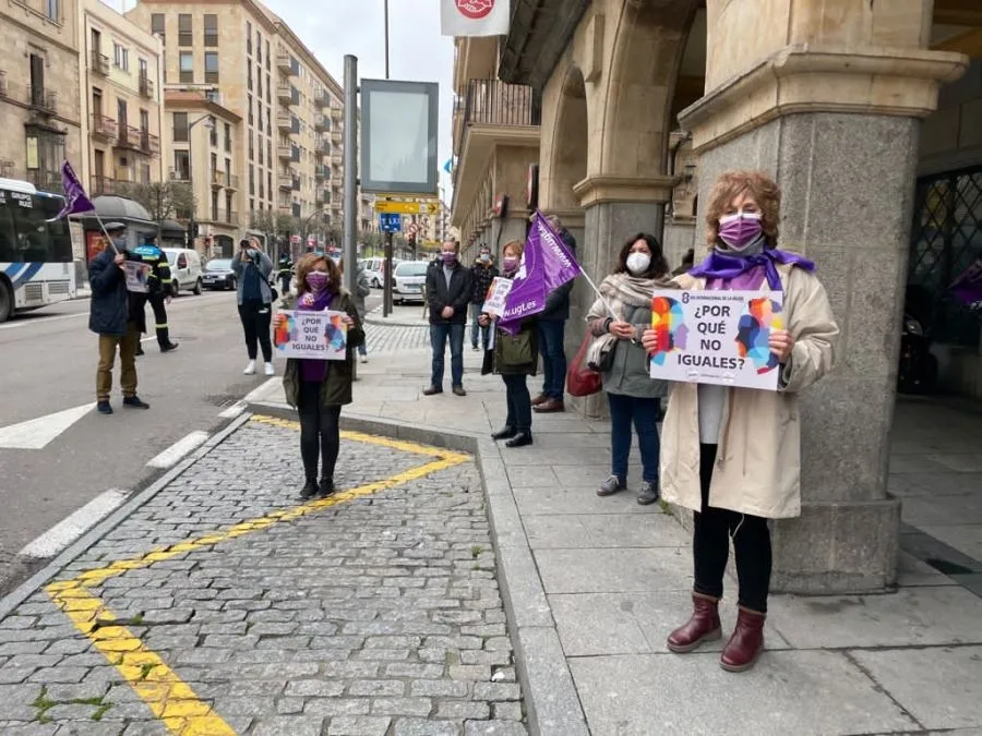 Concentración de UGT, junto a su sede, en la Gran Vía