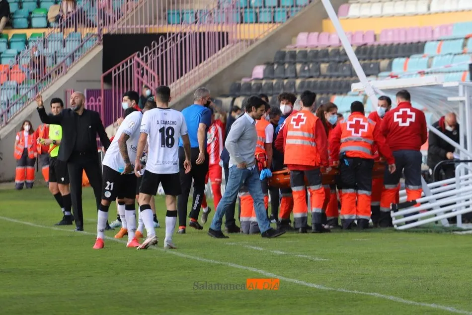 Casado es retirado en camilla tras su lesión