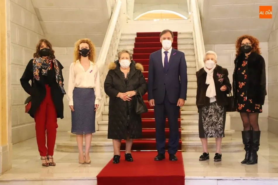 Paz Encinas, Manoli Martín, María Concepción Lillo y Patricia Balboa, junto al alcalde, Carlos García Carbayo, y la primera teniente de alcalde, Ana Suárez