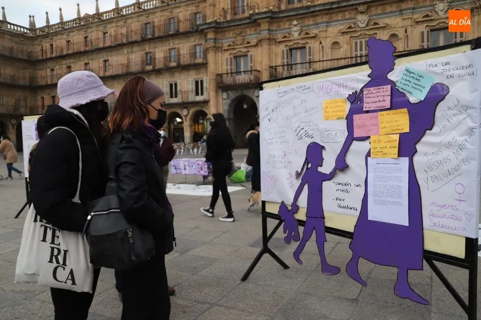 Una exposición con 12 siluetas en la Plaza Mayor muestra las mujeres invisibilizadas en la...