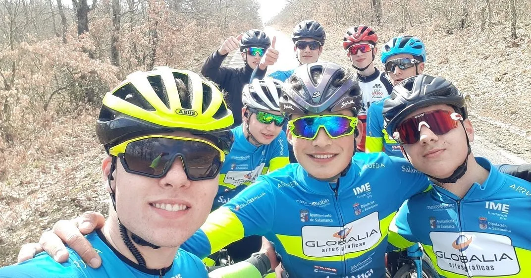 Varios corredores posan para una foto