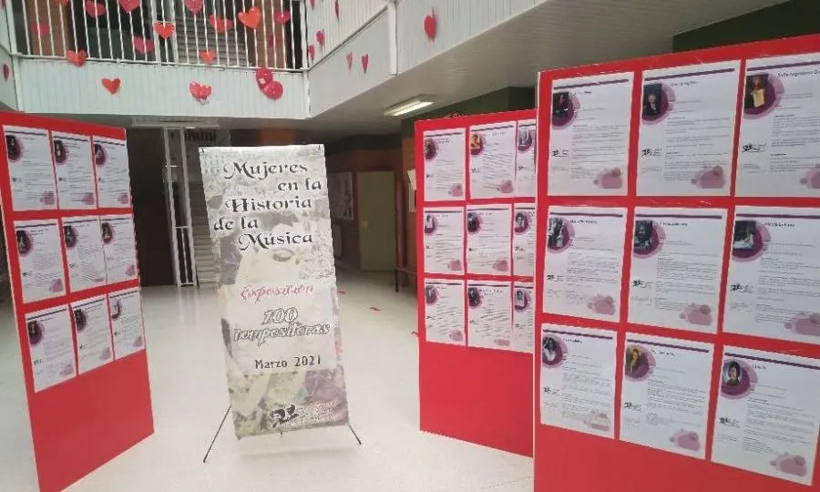 Algunos de los paneles de esta exposición en el vestíbulo principal del colegio Antonio Machado