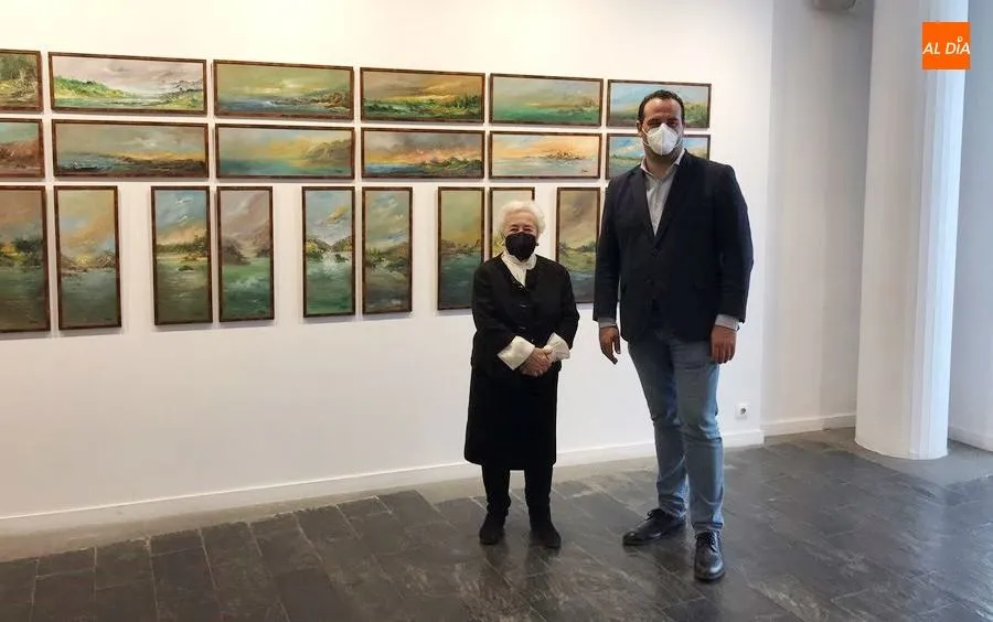 El diputado de Cultura, David Mingo, y la autora de la muestra, Carmen Peña, en la sala La Salina. Foto de Guillermo García