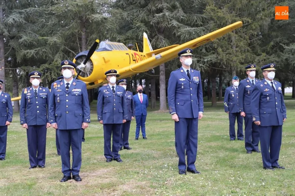 El rey Felipe VI junto a otras autoridades militares en la Base Aérea de Matacán. Foto de Lydia González