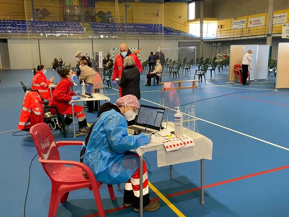Continúa la vacunación de mayores en el pabellón deportivo de Guijuelo