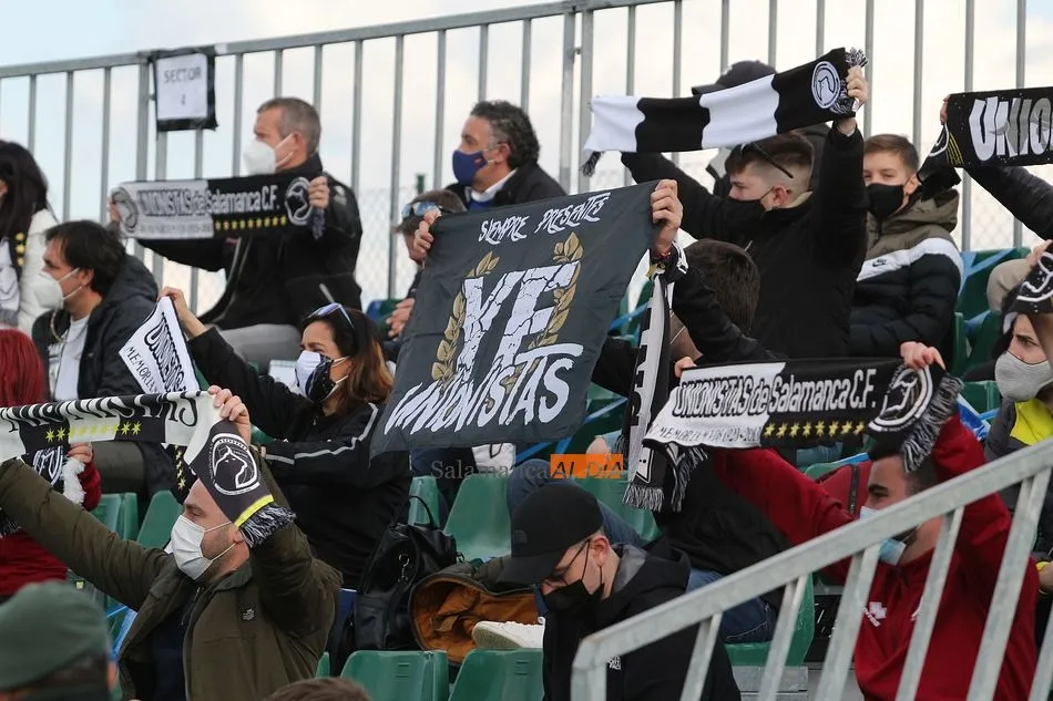Hinchas de Unionistas, en el Municipal