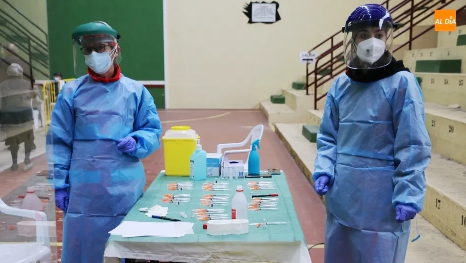 Sanitarias en una de las jornadas de vacunación masiva en Vitigudino. Foto de archivo