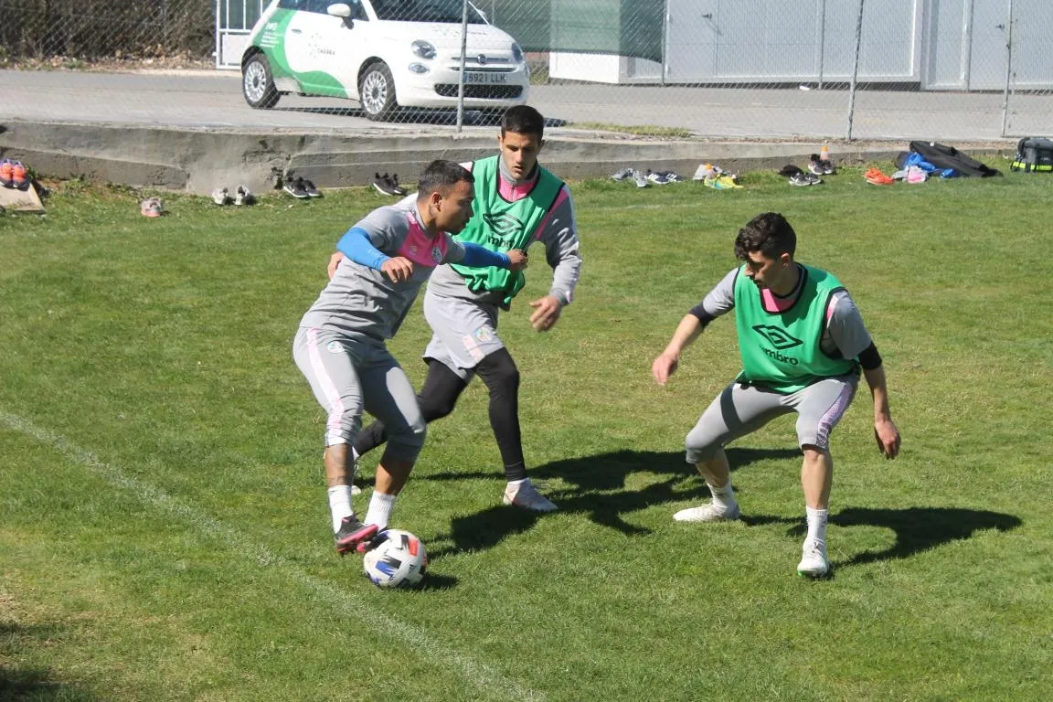 Juancho, presionado por Delorenzi y Nacho López / Carlos Cuervo