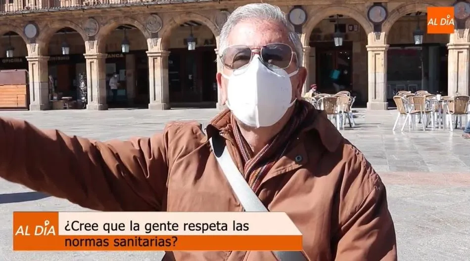 Uno de los encuestados en la Plaza Mayor de Salamanca
