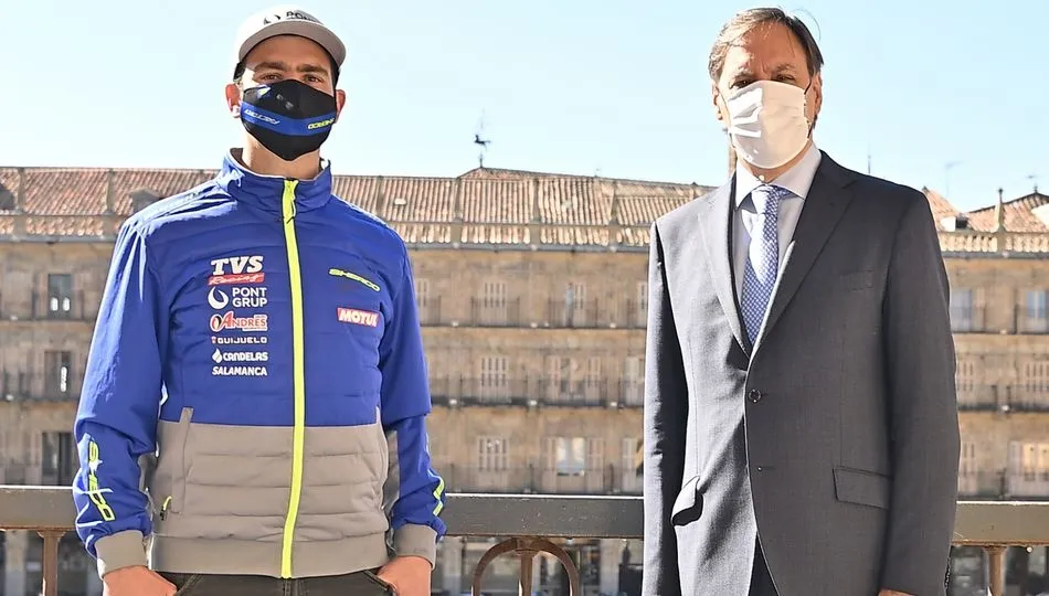 Lorenzo Santolino, piloto charro, junto al alcalde de Salamanca, Carlos García Carbayo