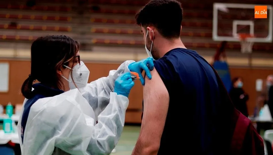 Vacunación a uno de los universitarios citados en el pabellón Unamuno. Foto de Guillermo García