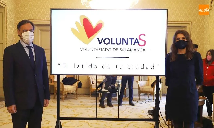 El alcalde, Carlos García Carbayo, presentaba el borrador del primer Reglamento Municipal del Voluntariado. Foto de Lydia González