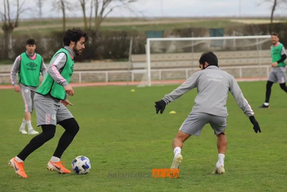 Javi Navas encara a Candelas / Lydia González