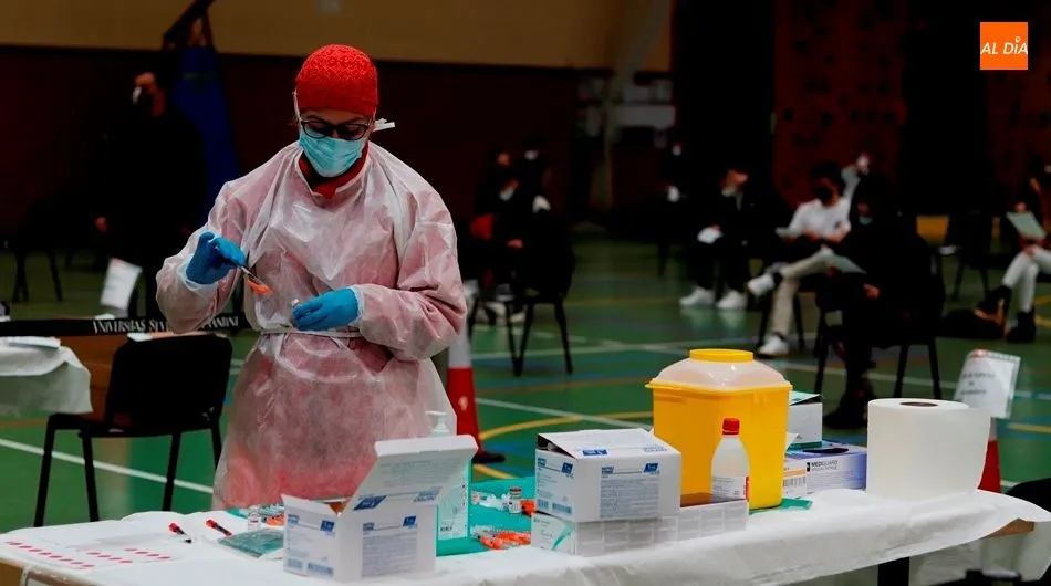 Sanitaria preparando vacunas en el pabellón Miguel de Unamuno. Foto de Guillermo García