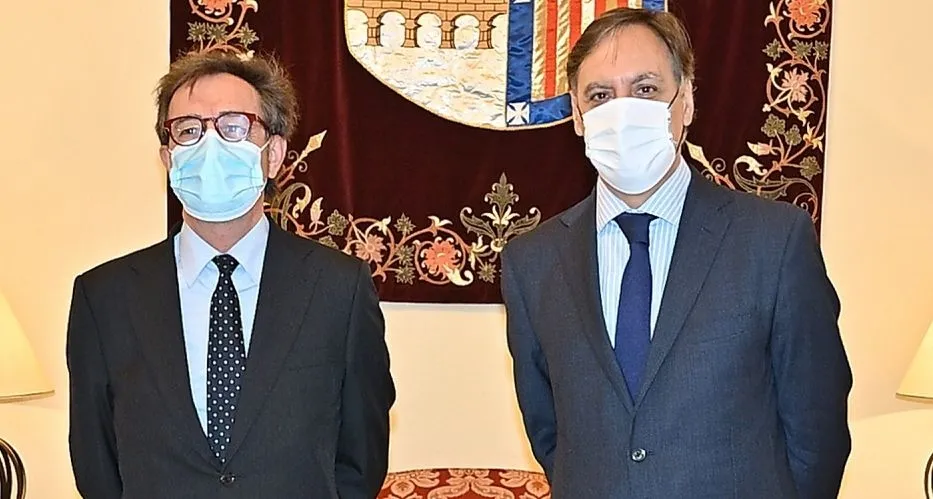 El alcalde de Salamanca, Carlos García Carbayo, a la derecha, junto a José Ramón González Clavijo, expresidente de la Audiencia Provincial de Salamanca
