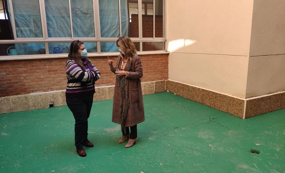 La concejal Marta Labrador (dcha.), durante la visita a uno de los centros escolares