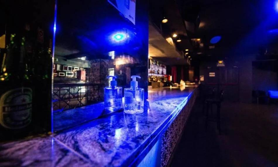 La pandemia y las restricciones abocan al cierre a más de 300 locales de ocio nocturno en Castilla ...