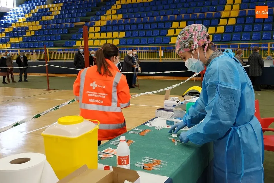 Profesionales de sanidad en la vacunación masiva de Béjar. Foto de archivo