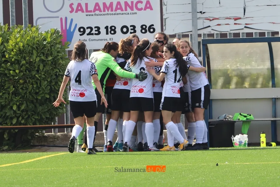 El Salamanca UDS Femenino celebra un gol como una piña
