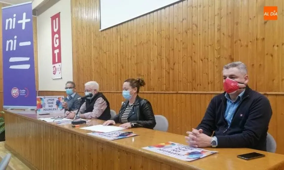 Marcelino Muñoz, portavoz de la Comisión Gestora de UGT Salamanca, segundo por la izquierda, en un acto reciente de este sindicato