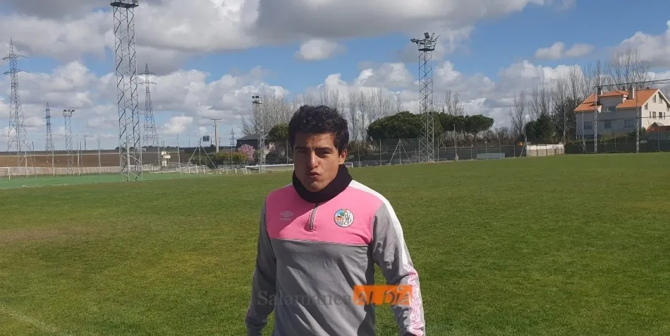 Jorge Mora se retira del entrenamiento del Salamanca UDS / Carlos Cuervo