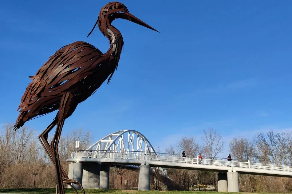 La garza de casi cinco metros que divisan los transeúntes que se acercan a la isla por la Aldehuela. Fotos: TurismoSantaMarta