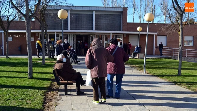 Un equipo de Gerencia de Salud de Salamanca vacunaba este viernes a los pacientes de entre 80 y 89 años en el Centro de Salud