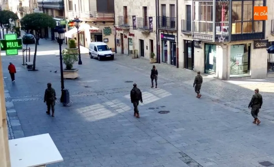 Militares patrullan en las calles de Salamanca durante el confinamiento - Archivo