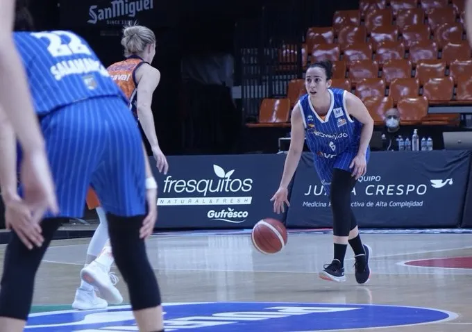 Silvia, en una posesión / CB Avenida