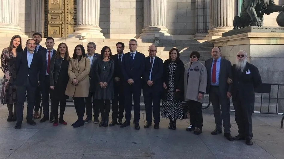 Los senadores socialistas de CyL apoyan la moción de censura y aclaran: No es para quitar a unos...