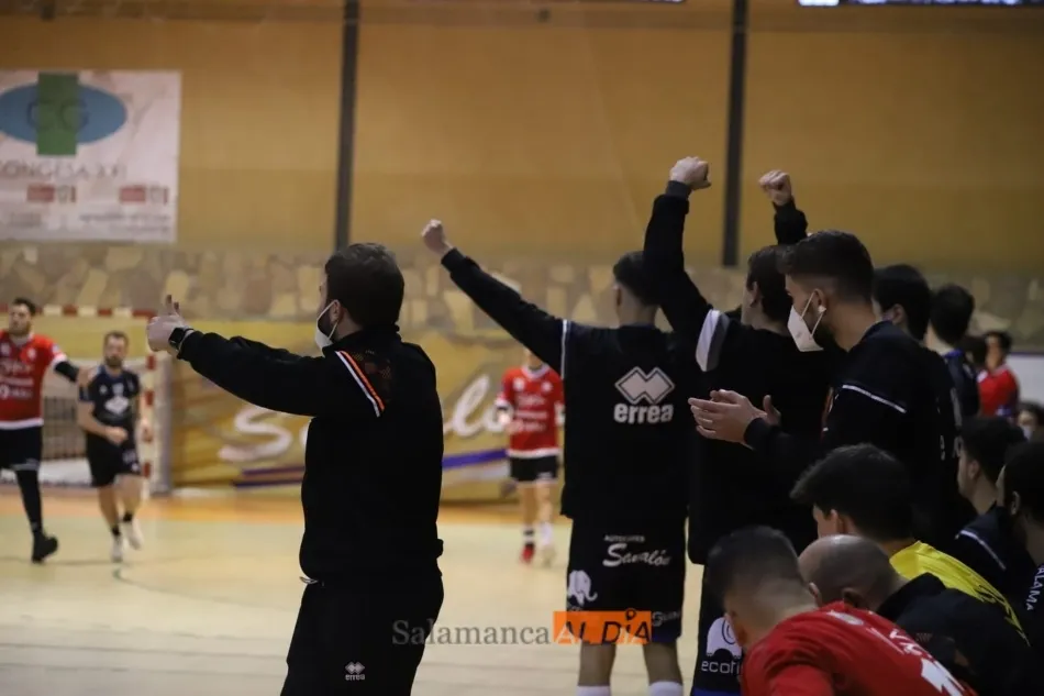 El banquillo del BM Salamanca celebra un gol