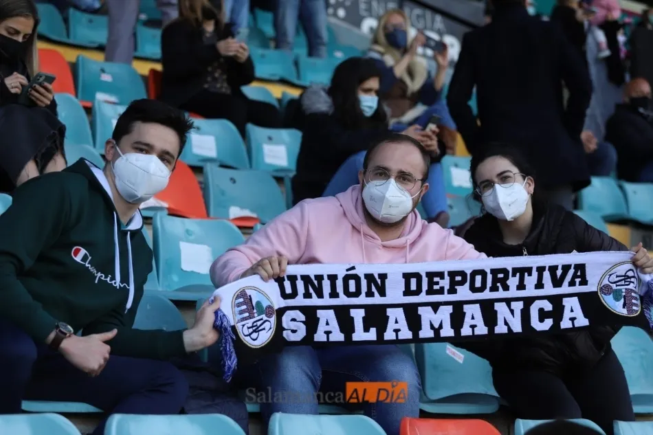 Aficionados que acudieron a ver el derbi / Lydia González