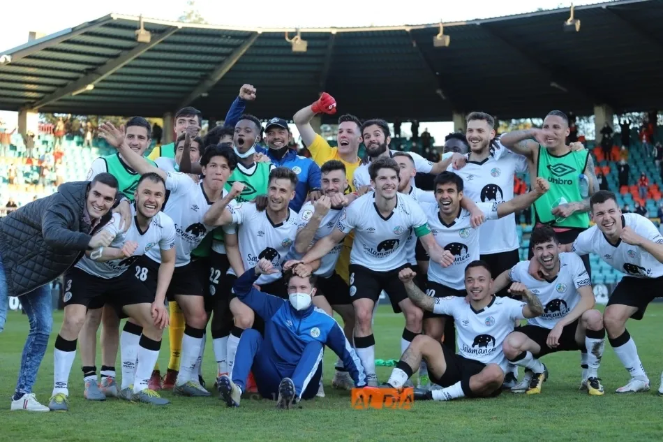 El Salamanca UDS celebra su triunfo en el derbi / Lydia González