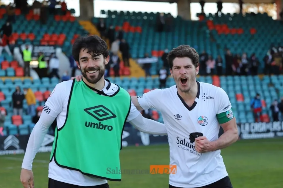 Javi Navas, junto a su amigo Antonio Amaro, celebra la victoria / Lydia González