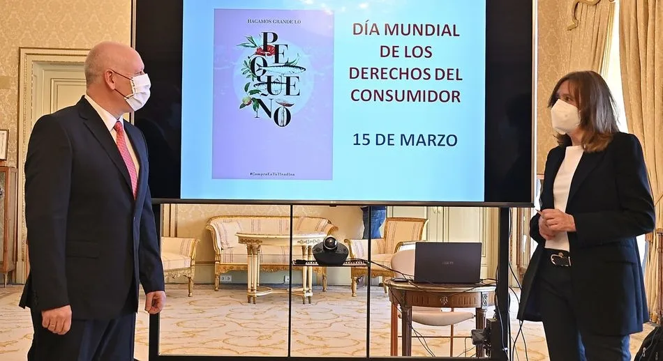 La concejala de Consumo, María José Fresnadillo, y el concejal de Comercio, Juan José Sánchez, presentan la memoria anual de la Oficina Municipal de Información al Consumidor (OMIC)