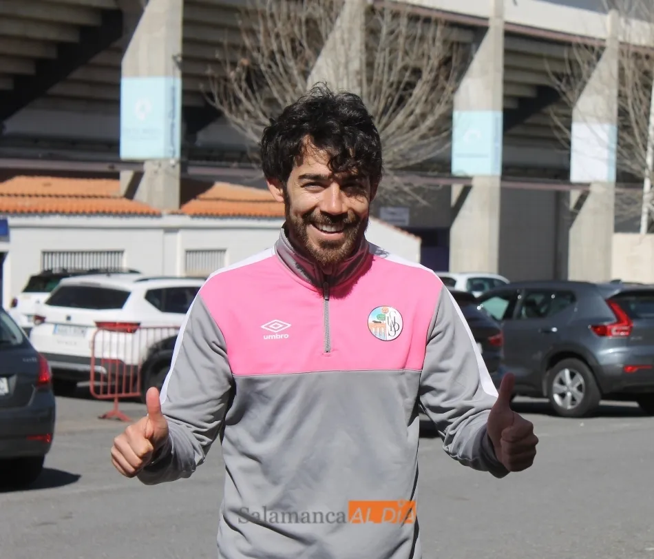 Javi Navas sonríe a su llegada a Las Pistas / Carlos Cuervo