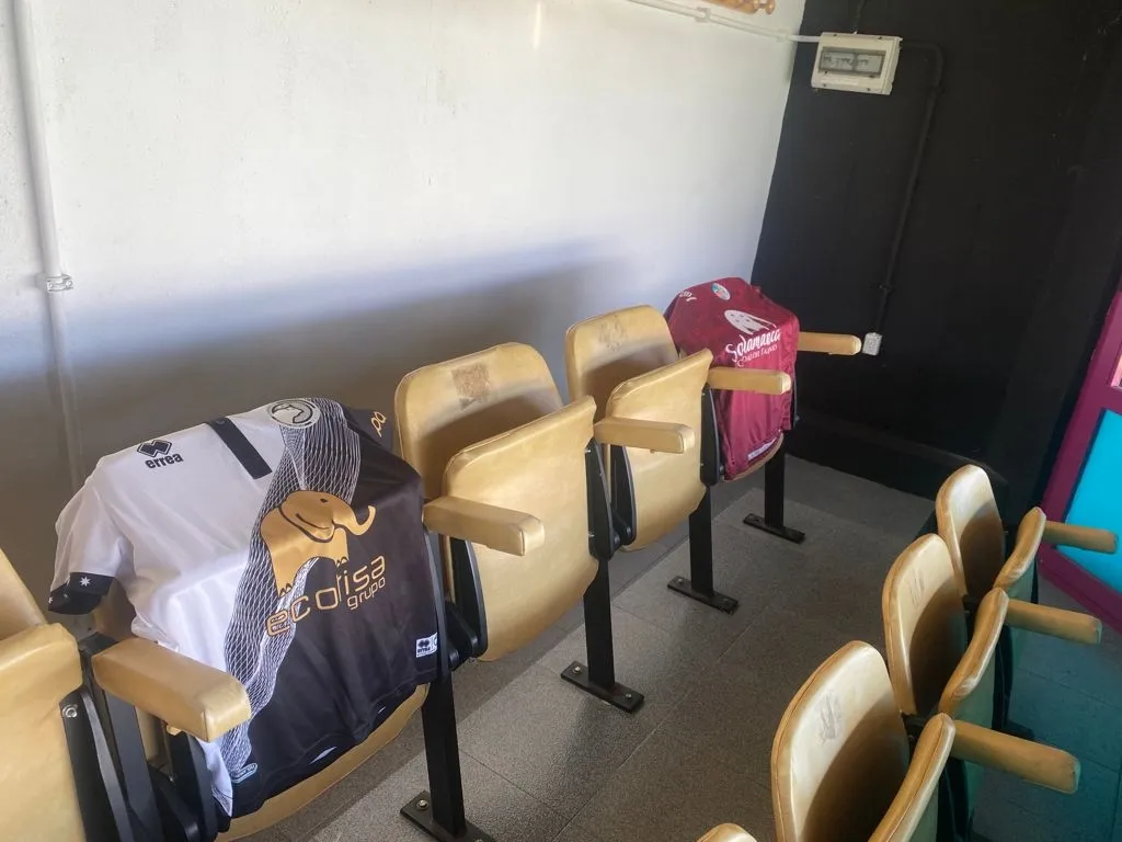 Palco habilitado para María con camisetas de ambos equipos / Salamanca UDS