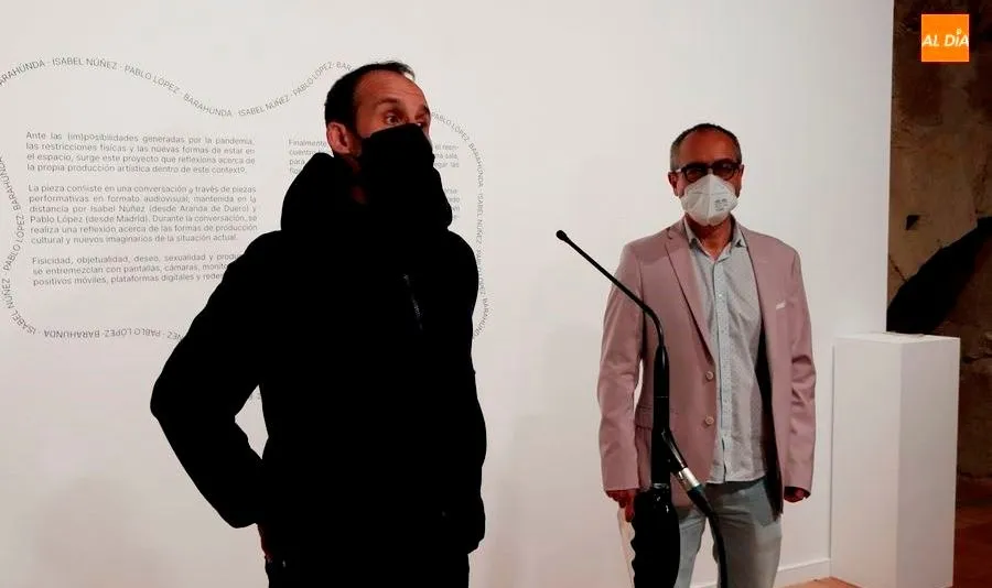 El proyecto fue inaugurado en la mañana de hoy por el director del Servicio de Actividades Culturales, Luis Barrio, y el vicedecano de Infraestructuras y Extensión Cultural de la Facultad de Bellas Artes, Diego del Pozo Barrius