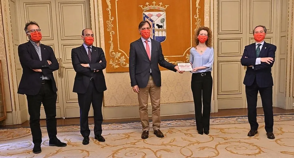 El alcalde, Carlos García Carbayo, junto a la primera teniente de alcalde, Ana Suárez, el presidente de Cruz Roja Salamanca, Jesús Juanes, y el secretario y el coordinador provincial de la entidad, Carlos Santos y Javier Vicente