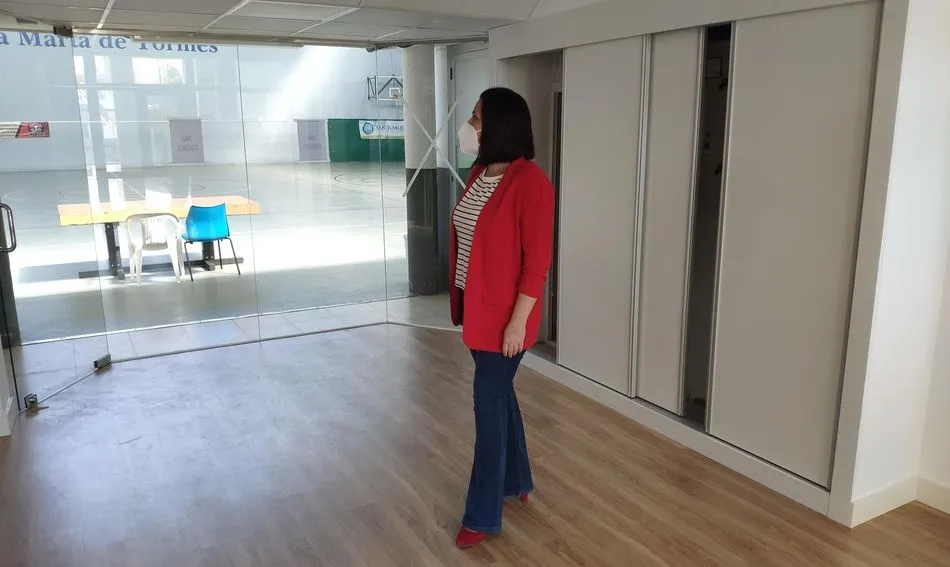 La edil de Deportes, Silvia González, en el renovado pabellón